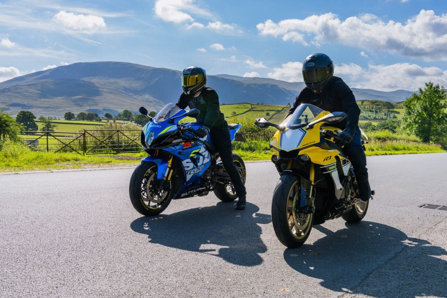 Yamaha R1 vs Suzuki GSXR 1000 – Knox Superbike Shootout 🔥 P.1 The road.