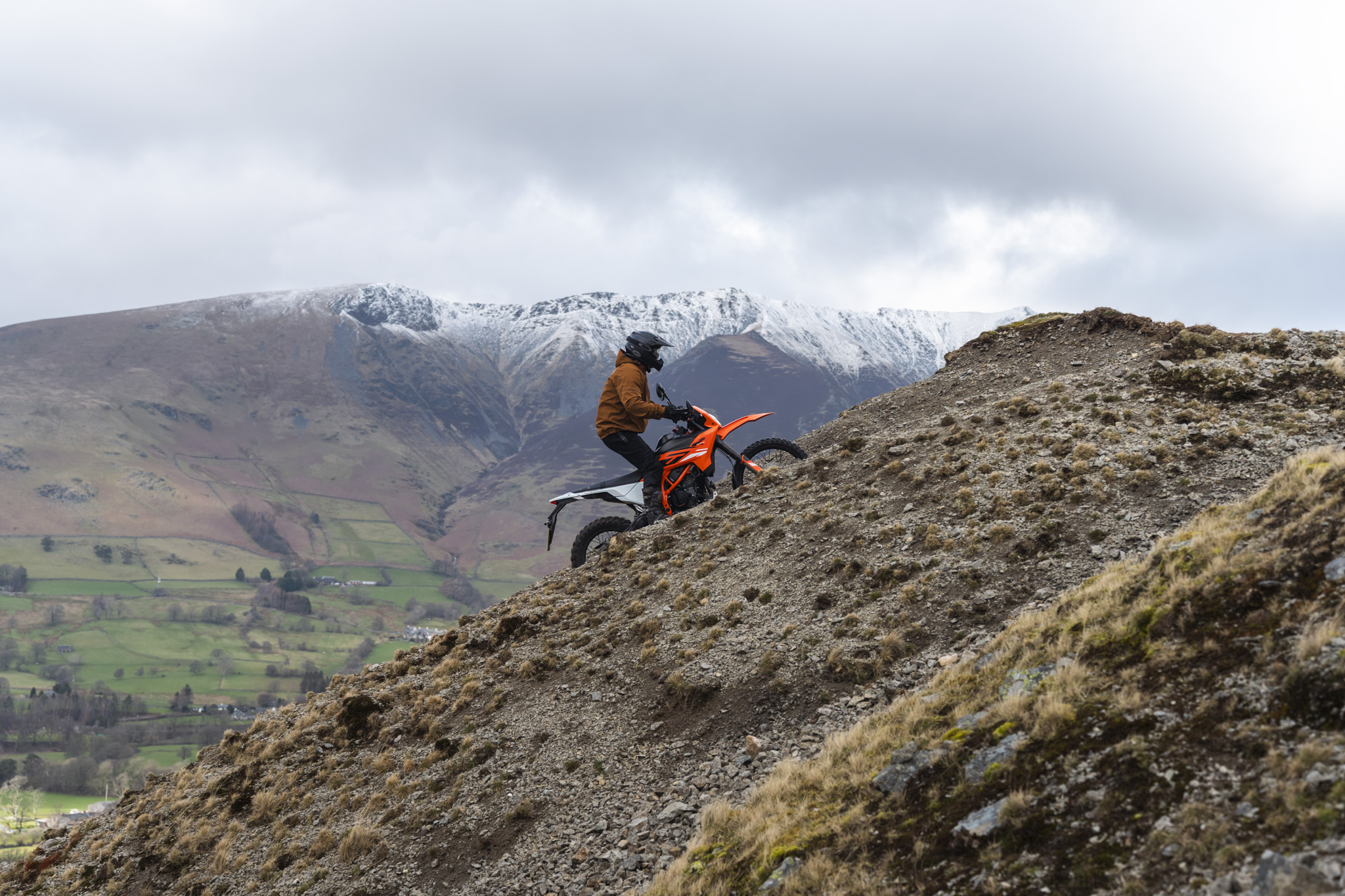 Impass Tobacco Waterproof Shell, Urbane Pro Move Black Trousers, Action Pro WP Gloves (28)